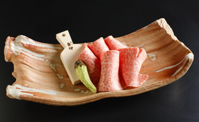 牛はA-5黒毛和牛。鶏は朝挽き、地元三河の渥美鶏。当たり前ですが素材にはとことんこだわります。