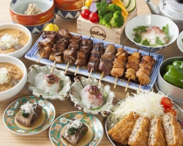 既存店では、新鮮なもつ料理や旬の素材を活かした料理が自慢。手づくりにこだわっています。