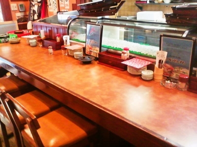 入り口には大漁旗!漁場をイメージした活気あふれる明るい店内です☆