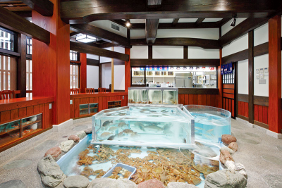 大きな生け簀が特徴的な当店。300席近くある大型店舗で、将来は料理長として社員の教育や管理業務を。