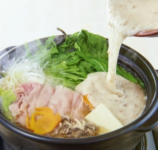 名物黄金とろろ鍋は絶品の味わい。仕上げのとろろがお鍋の旨味をグッと引き立てます
