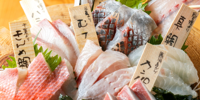 各店舗において鮮度バツグンの旬の魚を提供中。魚のさばき方や目利き力などが身につきます。