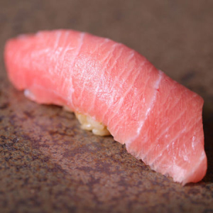 細やかな心遣い、世界に通じる仕事ぶりで五感を刺激し、鮨の美味さを楽しんでもらいます
