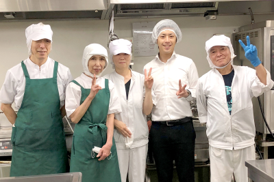安全・安心な食事をつくるため、栄養士さんと協力して調理しています。