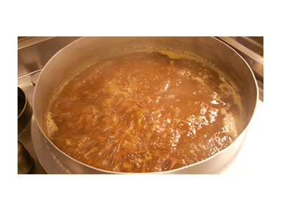 化学調味料を使用せず、土佐清水産カツオと沼津産ムロアジをブレンドし、朝引きしています。