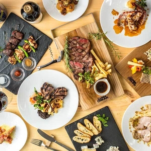 フランスワインと一緒に気軽に楽しめる前菜や、肉料理などの一品料理。