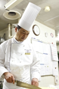 ホテル内には、和食・洋食レストランを完備しており、経験を考慮し配属先を決定しています。