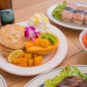 ディナータイムは、オリジナルカクテルなどのアルコールとともに、ローカルハワイの味が楽しめます