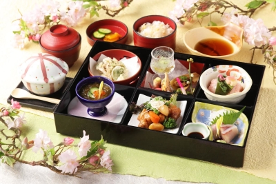 岐阜県飛騨の古民家の趣で、料亭仕込みの職人による和食をお届けしています