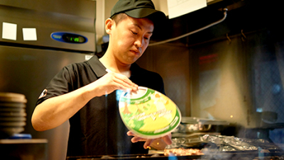 焼き師が備長炭でじっくりと焼き上げた、こだわりの焼鳥が自慢です※画像は他店スタッフ