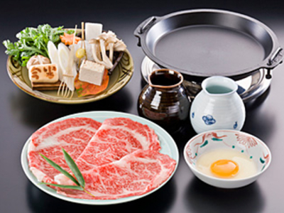 牛肉は卸問屋を介さず自社で購買。仕入れ後は専用貯蔵庫にて約1ヶ月間の「熟成」