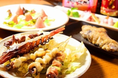 リーズナブルな串焼ほか、和洋のジャンルを超えた一品料理も豊富です!