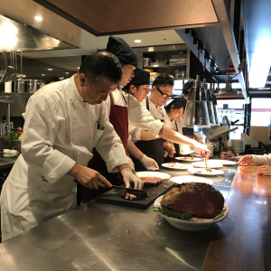 スタッフが作ったまかないを落合シェフといっしょに食べる機会もあります。