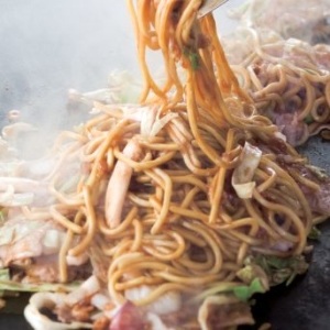 お好み焼き作りのテクニックはもちろん、お店が繁盛する秘訣まで余すことなく全てお教えします。