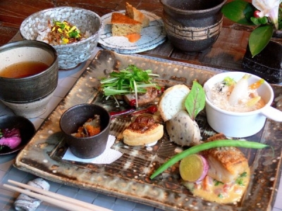 メニューには、ご飯とお味噌汁がついてくるんです。