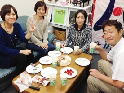事務所の応接室を改装して作ったカフェ。休日にもかかわらず立ち寄る社員多数!社員の憩いの場です。
