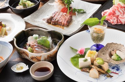 地元の食材をふんだんに使った懐石を提供しています。魚からお肉・山菜など幅広い食材の知識がつきますよ。