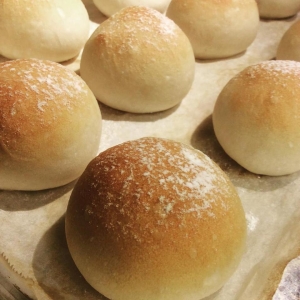 カジュアルなビストロスタイルでありながら、パンは自家製で食材にもこだわりあり。