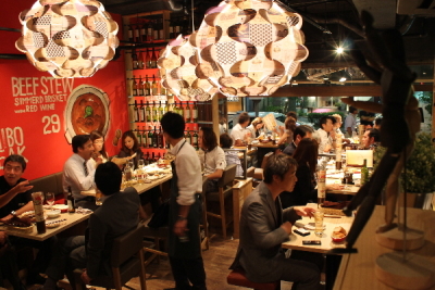 店内は、ワイワイとしてオシャレな雰囲気!今後もオシャレな新店をどんどん立ち上げていきます!