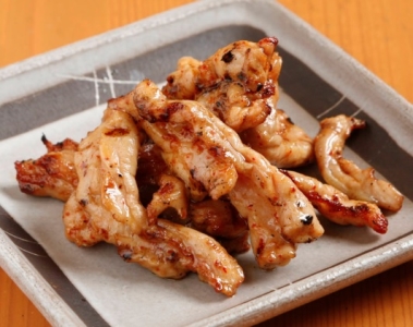 「鶏セセリ焼」も名物メニューのひとつ。