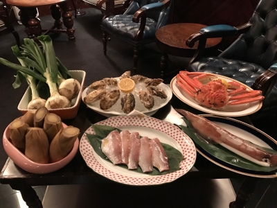 お客さまにメイン食材を見ていただき、どんな料理にするかを決定します!