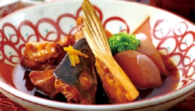 高知から直送の、旬魚・旬野菜を使った和食が楽しめる郷土料理店。高知和牛のわら焼きも人気です。