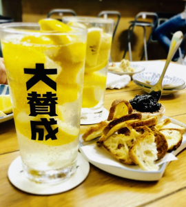 オープンキッチンなのでお客様との距離が近く、会話がはずむこともよくあります♪