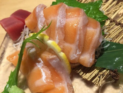やる気次第で、一流ホテル系列で副料理長の経験をもつ店長から直々に、魚のさばき方を教わることができます