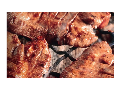 炭火で芳ばしく焼きあげる、自慢の牛たん焼