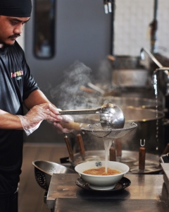 麺やスープは店内でイチから仕込んでいます。調理スキルもアップできますよ◎