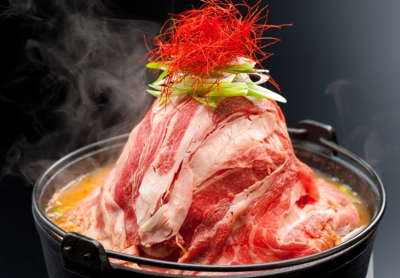 東京などでヒットした業態の「にくなべも人気です!