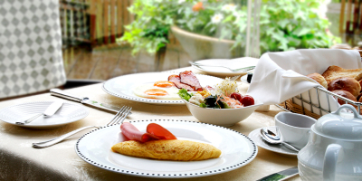 手づくりにこだわったケーキ、デザートづくりに取り組んでいます。