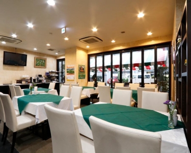 開放的な店内。窓の向こうにはテラス席もあります