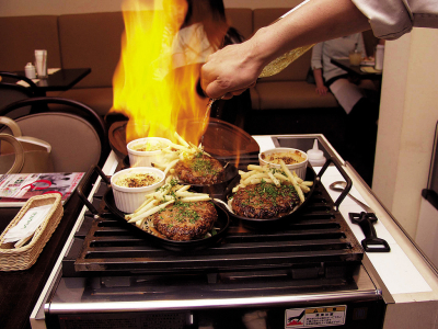ハンバーグステーキは、お客様の目の前で豪快にフランベ。アツアツをお楽しみいただいております。