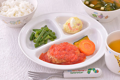 冷凍食品を使わず、うまみ調味料を控えた”手づくり”にこだわった給食を提供しています。