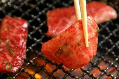 新鮮な赤身を焼いたら、とびきり美味しい焼肉の完成です