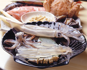 名物「活イカおどりづくり」・天然刺身・活カニ・いくら・塩水ウニ・牛・ジンギスカンなど充実メニュー。