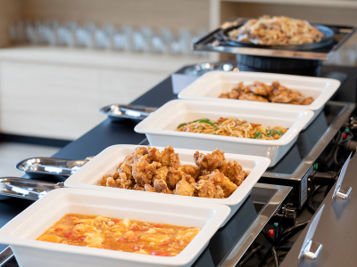 北海道らしい食材も多く盛り込み、彩り豊かに。朝の活力になる和洋ビュッフェを提供します。