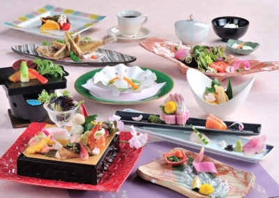 料理の作り方において、見て覚えろということは一切ありません。心から納得できるまで丁寧に教えます。
