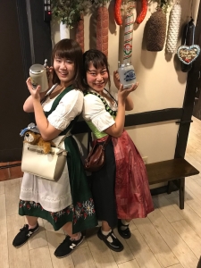 毎年秋に店内で開催するオクトーバーフェストでは、民族衣装を着てみんなで歌を歌います♪