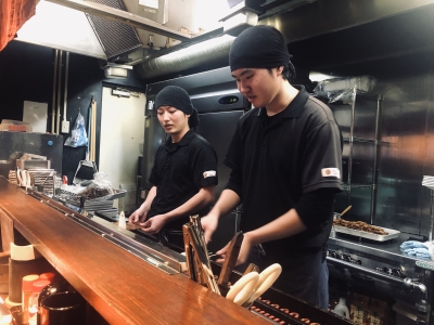 メディアにも度々取り上げられる話題の焼鳥店で、未経験から繁盛店の味と技術を身につけませんか。
