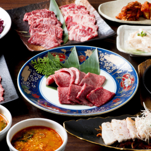 肉のカッティングはじめ、各種メニューの調理・盛り付けをお願いします