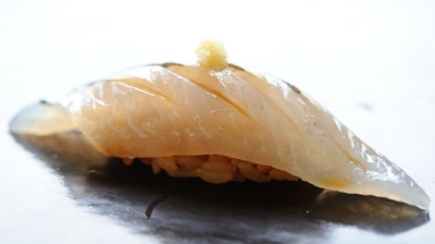 3ヶ月目には魚のさばき方・仕込み・握りなどをお任せ。意欲次第でドンドン仕事の幅が広がります。