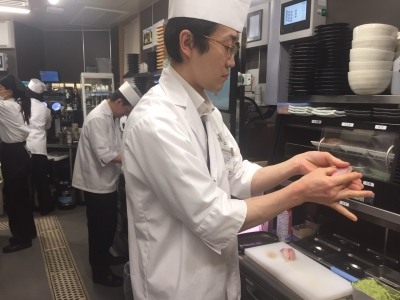 すし職人(店舗主任)としてスタート、1年後の店長就任をめざしてスキルアップしてください!