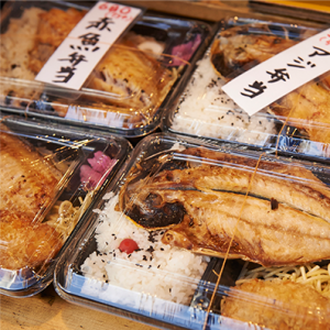 店内では、お惣菜やお弁当も販売しています。