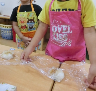 子どもたちも私たちと一緒に料理をすることも。食事の大切さを学び、育んでいます