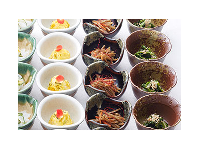 朝食はバラエティ豊かな和洋中のバイキングをご提供!一日の始まりの朝食だからこそのこだわりがあります!