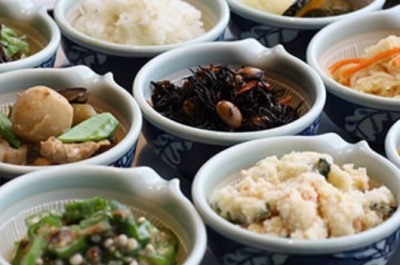 朝食、ランチ、ディナー、さらには季節限定メニューなどの新メニュー考案に関わるチャンスあります。