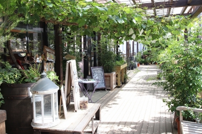 エントランスにもオシャレな造りを施したお店です。