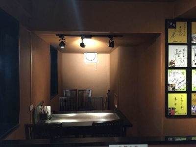 ダウンライトで落ち着いた店内は、他のお好み焼き屋にはない雰囲気